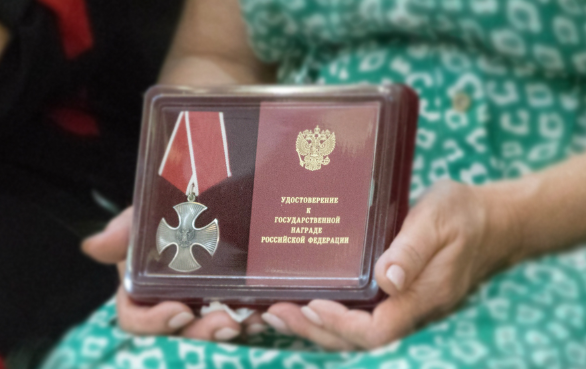 Вручение наград родным погибших. Скриншот фото с сайта музея-панорамы "Сталинградская битва" от 13.07.23, https://stalingrad-battle.ru/about/m-news/2023/11074/ Вручение наград родным погибших. Скриншот фото с сайта музея-панорамы "Сталинградская битва" от 13.07.23, https://stalingrad-battle.ru/about/m-news/2023/11074/