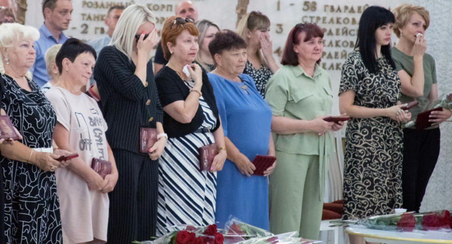 Родные погибших. Скриншот с сайта музей-панорамы "Сталинградская битва" от 20.07.23,https://stalingrad-battle.ru/about/m-news/2023/11102/
Родные погибших. Скриншот с сайта музей-панорамы "Сталинградская битва" от 20.07.23,https://stalingrad-battle.ru/about/m-news/2023/11102/