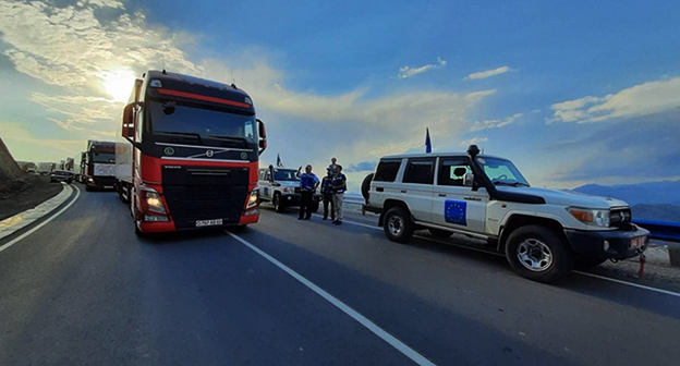 Зарубежные дипломаты побывали в Лачинском коридоре, где стоят машины с гуманитарной помощью. Фото: https://www.pastinfo.am/ru/news/2023/07/28/6cmvahyoo/1616032 Зарубежные дипломаты побывали в Лачинском коридоре, где стоят машины с гуманитарной помощью. Фото: https://www.pastinfo.am/ru/news/2023/07/28/6cmvahyoo/1616032
