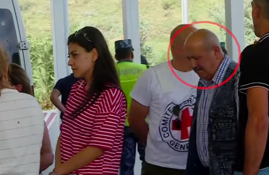Вагиф Хачатрян на азербайджанском КПП. Стоп-кадр видео из YouTube-канала телекомпании itv от 29.07.23, https://www.youtube.com/watch?v=fZu-d0Ae6Jo&t=157s Вагиф Хачатрян на азербайджанском КПП. Стоп-кадр видео из YouTube-канала телекомпании itv от 29.07.23, https://www.youtube.com/watch?v=fZu-d0Ae6Jo&t=157s