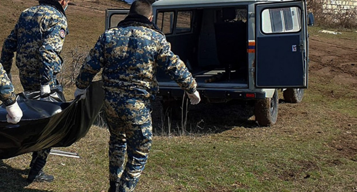 Сбор тел погибших. Фото https://report.az/ Сбор тел погибших. Фото https://report.az/