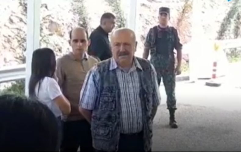 Вагиф Хачатрян (в центре). Фото https://artsakhpress.am/rus/news/184915/beglaryan-obvineniya-vlasteiy-azerbaiydzhana-vagifu-khachaturyanu-lozhniye.html Вагиф Хачатрян (в центре). Фото https://artsakhpress.am/rus/news/184915/beglaryan-obvineniya-vlasteiy-azerbaiydzhana-vagifu-khachaturyanu-lozhniye.html
