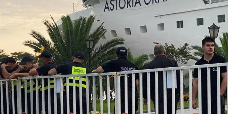 Сотрудники полиции возле корабля Astoria Grande в порту Батуми. Фото: https://sova.news/2023/07/31/lajner-astoria-grande-v-batumi-vstrechen-protestom/ Сотрудники полиции возле корабля Astoria Grande в порту Батуми. Фото: https://sova.news/2023/07/31/lajner-astoria-grande-v-batumi-vstrechen-protestom/