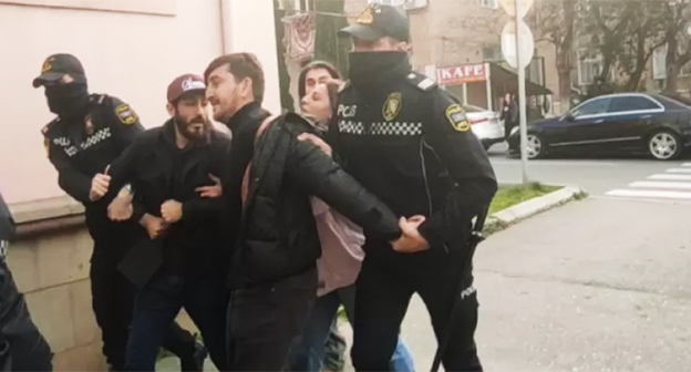 Задержание Афияддина Мамедова. Фото https://www.turan.az/ext/news/2023/3/free/Social/ru/2135.htm Задержание Афияддина Мамедова. Фото https://www.turan.az/ext/news/2023/3/free/Social/ru/2135.htm