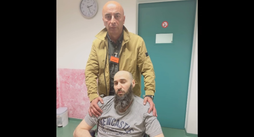 Лачин Мамишов навестил Али Батаева в депортационном центре. Кадр видео Marka Film Production https://www.youtube.com/watch?v=Z-xK8K6sCEc Лачин Мамишов навестил Али Батаева в депортационном центре. Кадр видео Marka Film Production https://www.youtube.com/watch?v=Z-xK8K6sCEc