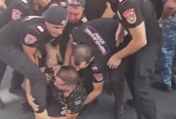 Задержание на акции протеста в Ереване. Стоп-кадр видео Aysor.Am от 08.08.23, https://www.aysor.am/ru/news/2023/08/08/акция-протеста/2131678 Задержание на акции протеста в Ереване. Стоп-кадр видео Aysor.Am от 08.08.23, https://www.aysor.am/ru/news/2023/08/08/акция-протеста/2131678