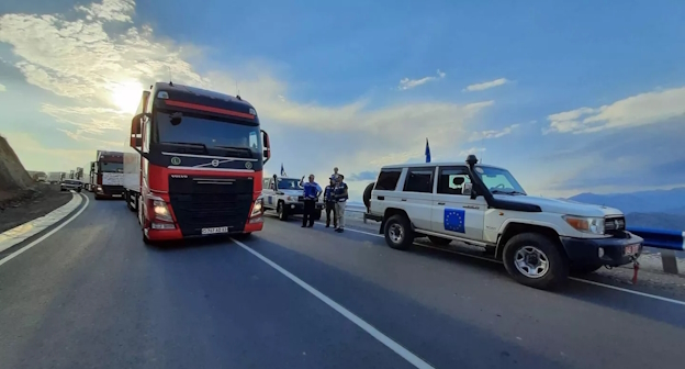 Колонна грузовиков в Корнидзоре. Photo : Twitter / European Union Mission in Armenia Колонна грузовиков в Корнидзоре. Photo : Twitter / European Union Mission in Armenia