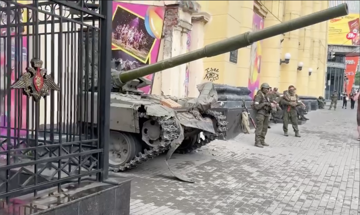 Танк вагнеровцев, застрявший в воротах цирка. Скриншот
https://t.me/RostovInside/11583-istorii-rossii-rukovodstvo-gosdum Танк вагнеровцев, застрявший в воротах цирка. Скриншот
https://t.me/RostovInside/11583-istorii-rossii-rukovodstvo-gosdum
