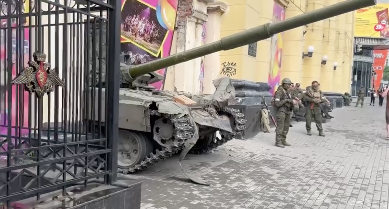Танк вагнеровцев, застрявший в воротах цирка. Скриншот https://t.me/RostovInside/11583-istorii-rossii-rukovodstvo-gosdum