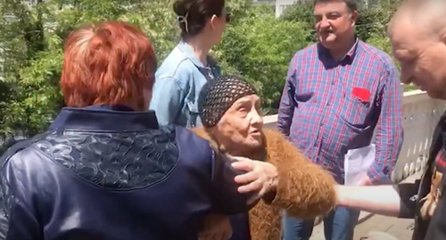 Раиса Скакова (в центре) в окружении сочинских садоводов, фото: К. Романова для "Кавказского узла". Раиса Скакова (в центре) в окружении сочинских садоводов, фото: К. Романова для "Кавказского узла".