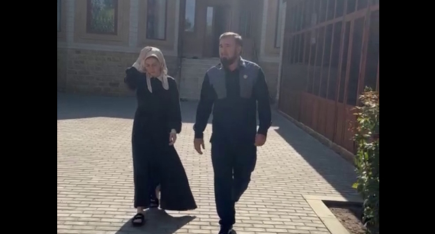 Мансур Солтаев и Седа Сулейманова, стоп-кадр видео https://t.me/sotaproject/65748 Мансур Солтаев и Седа Сулейманова, стоп-кадр видео https://t.me/sotaproject/65748
