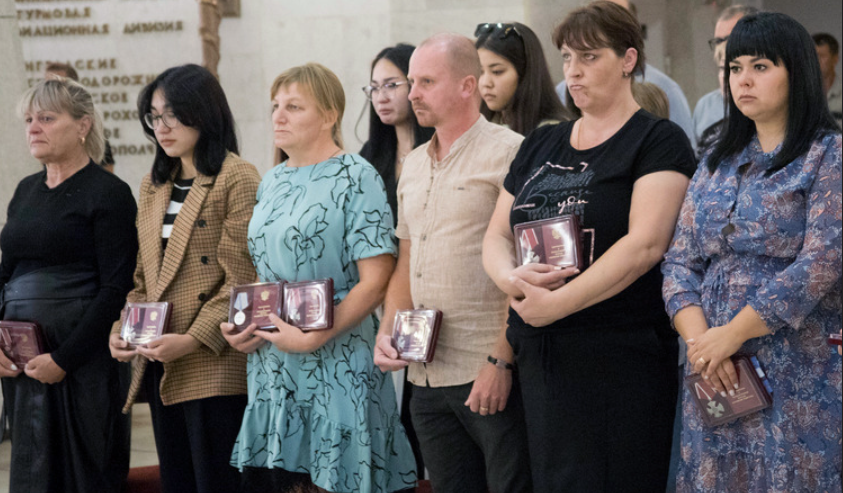 Родные погибших. Скриншот фото с сайта музея-панорамы "Сталинградская битва" от 12.09.23, https://stalingrad-battle.ru/about/m-news/2023/11177/
Родные погибших. Скриншот фото с сайта музея-панорамы "Сталинградская битва" от 12.09.23, https://stalingrad-battle.ru/about/m-news/2023/11177/