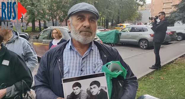 Муртазали Гасангусейнов перед зданием Головинского суда, стоп-кадр видео https://www.youtube.com/watch?v=iJM2LdCG6Q4 Муртазали Гасангусейнов перед зданием Головинского суда, стоп-кадр видео https://www.youtube.com/watch?v=iJM2LdCG6Q4