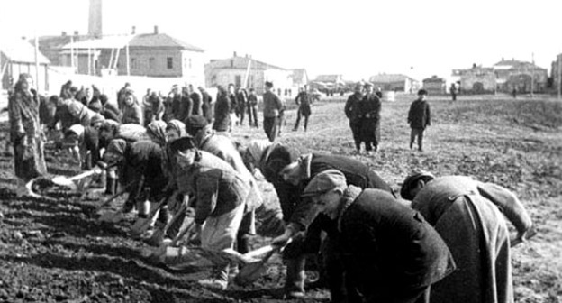 Выполнение тяжелой физической работы репрессированными. 1943-1944 гг. Фото http://www.riakchr.ru/ko-dnyu-deportatsii-karachaevskogo-naroda-shkolnikov-urupskogo-rajona-poznakomili-s-istoriej-repressirovannykh-narodov/ Выполнение тяжелой физической работы репрессированными. 1943-1944 гг. Фото http://www.riakchr.ru/ko-dnyu-deportatsii-karachaevskogo-naroda-shkolnikov-urupskogo-rajona-poznakomili-s-istoriej-repressirovannykh-narodov/