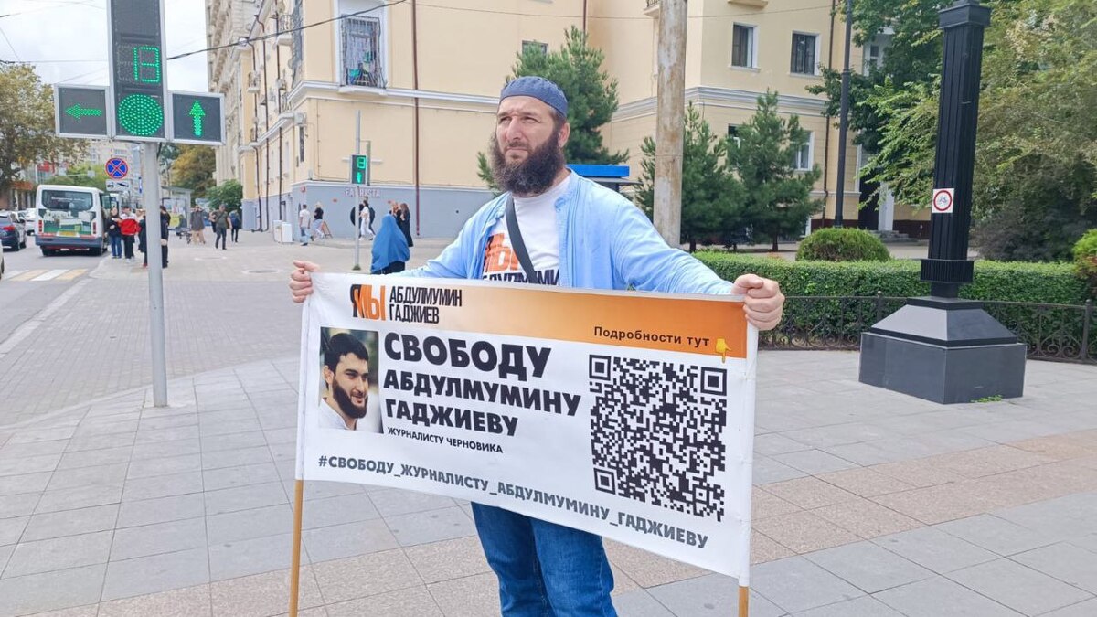Юдрис Юсупов в одиночном пикете. Махачкала, 25 сентября 2023 г. Фото: Телеграм-канал "Черновик" Юдрис Юсупов в одиночном пикете. Махачкала, 25 сентября 2023 г. Фото: Телеграм-канал "Черновик"