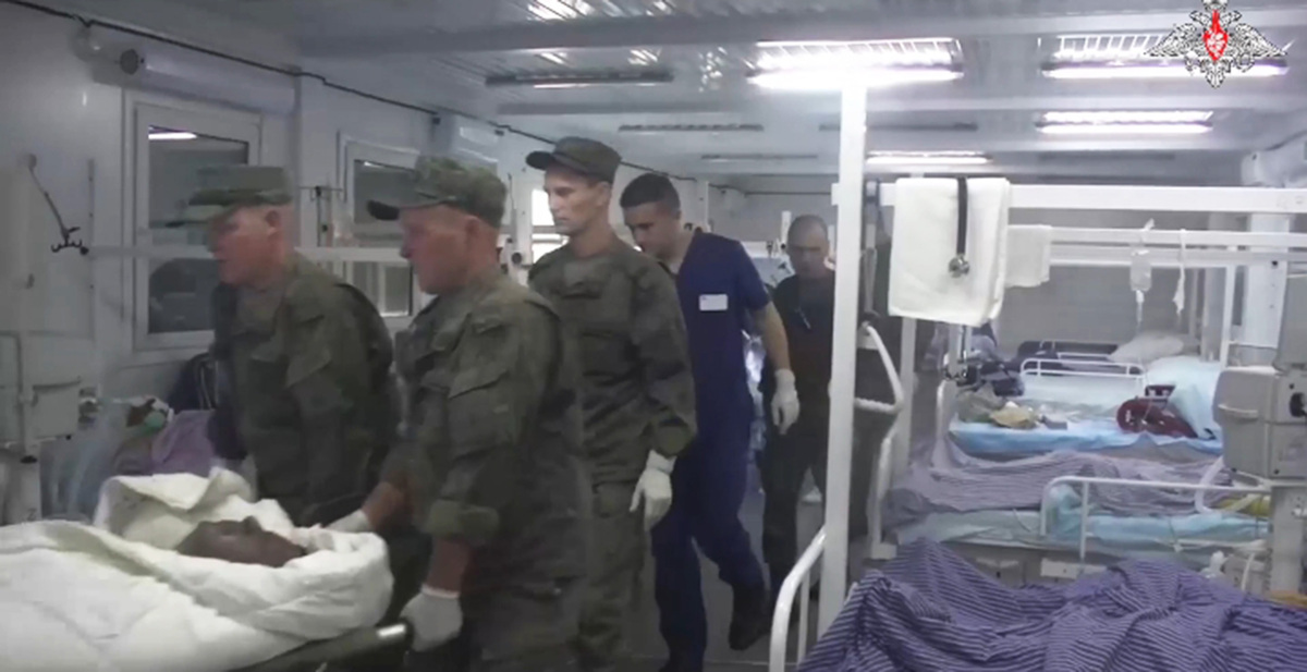 Перевозка пострадавших при взрыве близ Степанакерта. Скриншот видео https://t.me/mod_russia/30830 Перевозка пострадавших при взрыве близ Степанакерта. Скриншот видео https://t.me/mod_russia/30830