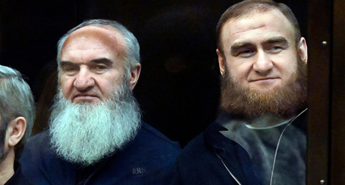 Рауф (справа) и Рауль Арашуков. Скриншот https://www.youtube.com/watch?v=1lr_nGDLR2c Рауф (справа) и Рауль Арашуков. Скриншот https://www.youtube.com/watch?v=1lr_nGDLR2c
