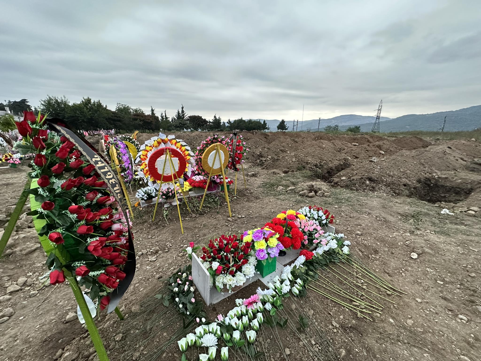 Свежие могилы Арцаха. Фото: Марут Ванян Свежие могилы Арцаха. Фото: Марут Ванян