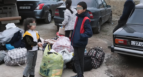 Дети из семьи карабахских беженцев. Стопкадр из видео https://www.youtube.com/watch?v=t7_yDfVGJvY Дети из семьи карабахских беженцев. Стопкадр из видео https://www.youtube.com/watch?v=t7_yDfVGJvY