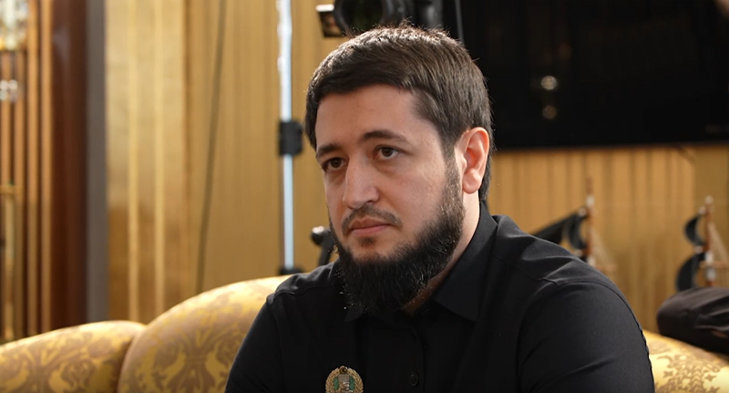 Адам Алханов. Стоп-кадр из видео https://t.me/RKadyrov_95/3969 Адам Алханов. Стоп-кадр из видео https://t.me/RKadyrov_95/3969