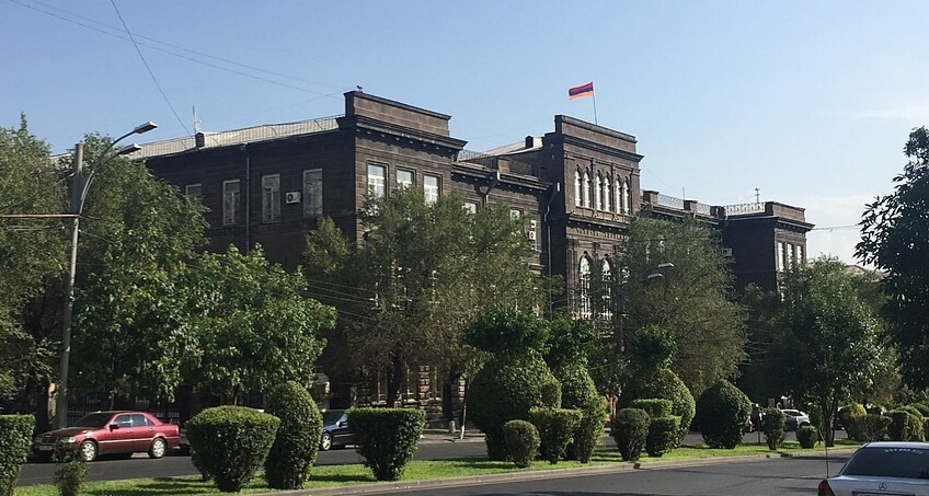Здание Ереванского госуниверситета. Фото: Pandukht, CC BY-SA 4.0, https://commons.wikimedia.org/w/index.php?curid=42578573 Здание Ереванского госуниверситета. Фото: Pandukht, CC BY-SA 4.0, https://commons.wikimedia.org/w/index.php?curid=42578573