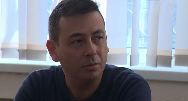 Руслан Тотров. Скриншот видео https://alaniatv.ru/zhurnalist-ruslan-totrov-oshtrafovan-na-50-tysyach-rublej-za-diskreditatsiyu-vs-rf/ Руслан Тотров. Скриншот видео https://alaniatv.ru/zhurnalist-ruslan-totrov-oshtrafovan-na-50-tysyach-rublej-za-diskreditatsiyu-vs-rf/
