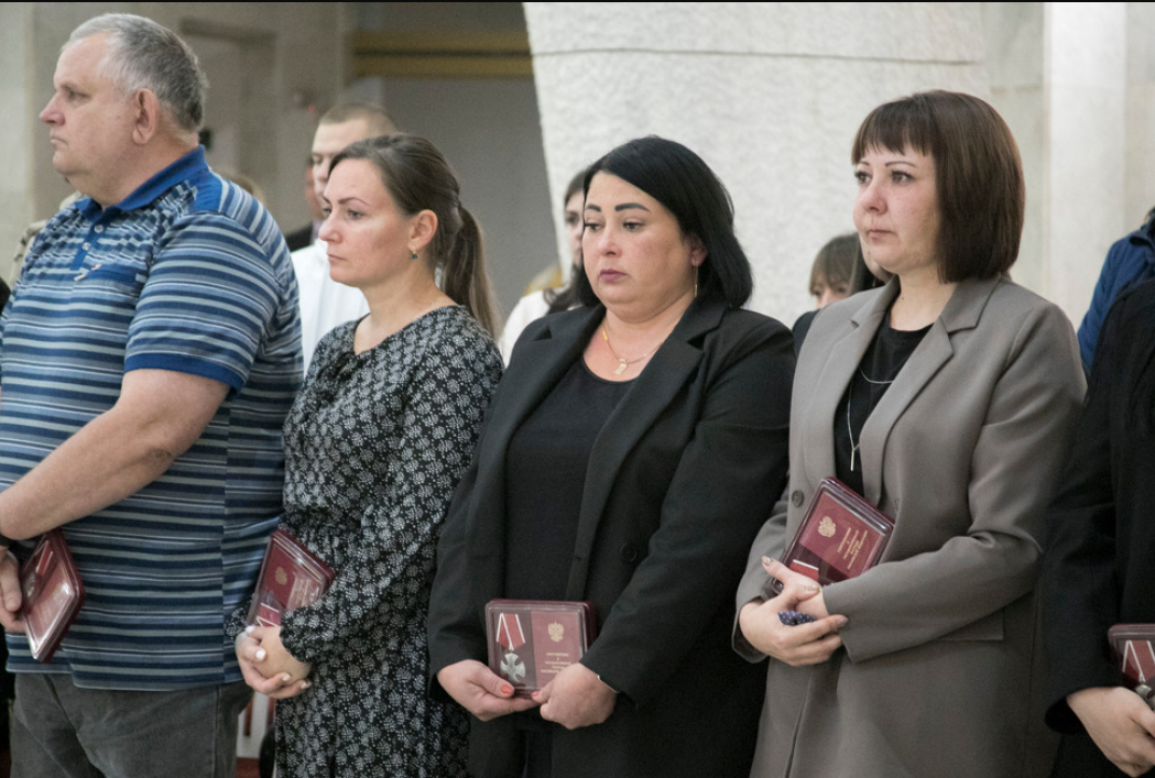 Родные погибших. Скриншот фото с сайта музея "Сталинградская битва" от 12.10.23, https://stalingrad-battle.ru/about/m-news/2023/12494/ Родные погибших. Скриншот фото с сайта музея "Сталинградская битва" от 12.10.23, https://stalingrad-battle.ru/about/m-news/2023/12494/
