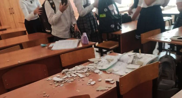 В краснодарской школе № 6 на улице Бургасской во время уроков в одном из классов обвалилась штукатурка с потолка. Фото: https://kuban24.tv/item/v-krasnodare-vo-vremya-uroka-v-shkole-obrushilas-shtukaturka-postradal-devochka В краснодарской школе № 6 на улице Бургасской во время уроков в одном из классов обвалилась штукатурка с потолка. Фото: https://kuban24.tv/item/v-krasnodare-vo-vremya-uroka-v-shkole-obrushilas-shtukaturka-postradal-devochka