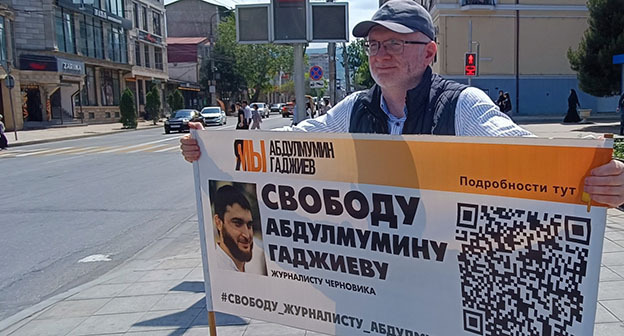 Магомед Магомедов в одиночном пикете. Фото корреспондента "Кавказского узла" Магомед Магомедов в одиночном пикете. Фото корреспондента "Кавказского узла"