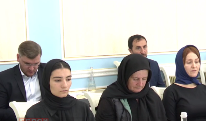 Родные погибших махачкалинцев. Стоп-кадр видео из telegram-канала Юсупа Умавова от 02.10.23, https://t.me/YusupUmavow/1118 Родные погибших махачкалинцев. Стоп-кадр видео из telegram-канала Юсупа Умавова от 02.10.23, https://t.me/YusupUmavow/1118