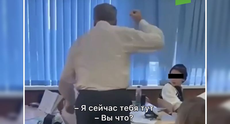 Педагог одной из школ в Краснодаре замахнулся на девочку-подростка во время урока. Кадр из видео https://vk.com/wall-8575126_773855 Педагог одной из школ в Краснодаре замахнулся на девочку-подростка во время урока. Кадр из видео https://vk.com/wall-8575126_773855