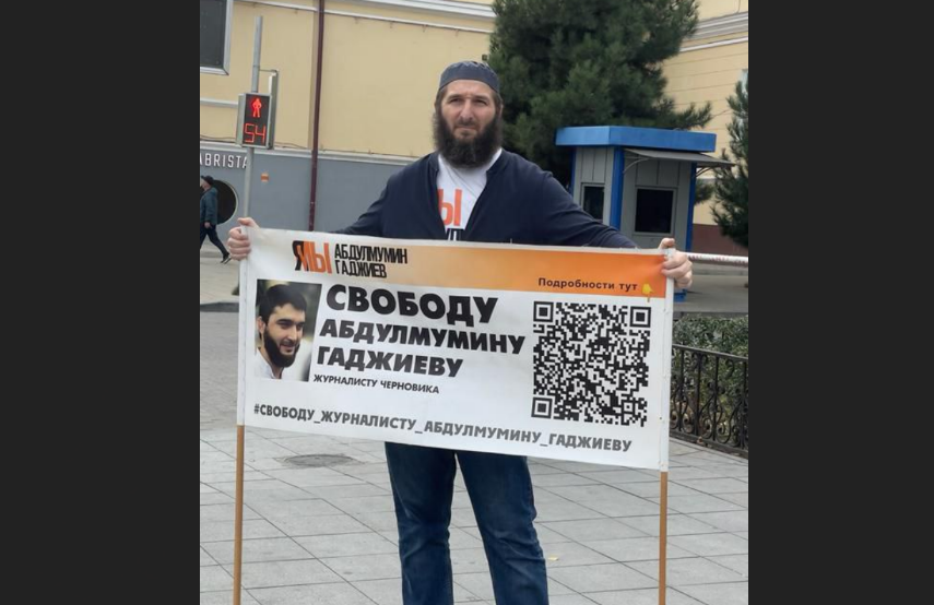 Идрис Юсупов на пикете в Махачкале. Скриншот фото из Telegram-канала "Черновик" от 23.10.23, https://t.me/chernovik/62084 Идрис Юсупов на пикете в Махачкале. Скриншот фото из Telegram-канала "Черновик" от 23.10.23, https://t.me/chernovik/62084