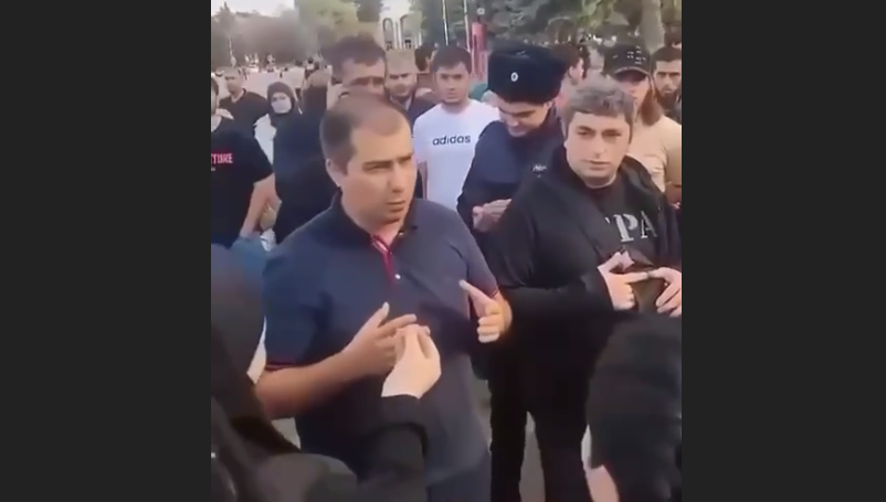 Участники акции в Черкесске. Стоп-кадр видео из Telegram-канала RusNews от 28.10.23, https://t.me/rusnews/43318 Участники акции в Черкесске. Стоп-кадр видео из Telegram-канала RusNews от 28.10.23, https://t.me/rusnews/43318