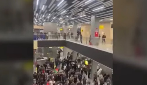 Протестующий в аэропорту Махачкалы. Скриншот с видео "Кавказского узла" Протестующий в аэропорту Махачкалы. Скриншот с видео "Кавказского узла"