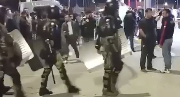 Силовики в аэропорту Махачкалы, стоп-кадр видео "Кавказского узла"
