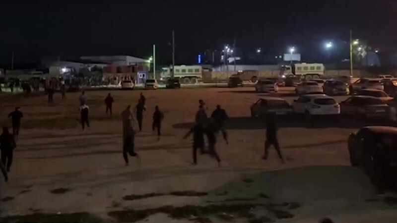 Массовые беспорядки в Махачкале. Кадр из видео Tengrinews.kz. Массовые беспорядки в Махачкале. Кадр из видео Tengrinews.kz.