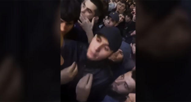 Участники беспорядков в Махачкале. Скриншот видео "Кавказского узла" https://www.youtube.com/watch?v=i-fynoC2XXo Участники беспорядков в Махачкале. Скриншот видео "Кавказского узла" https://www.youtube.com/watch?v=i-fynoC2XXo