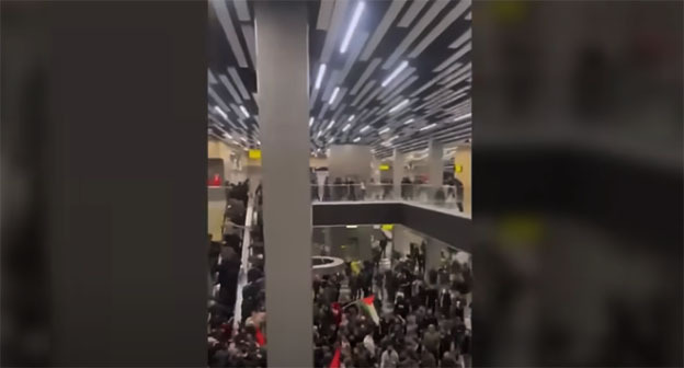 Массовые беспорядки в аэропорту Махачкалы. Скриншот видео "Кавказского узла" https://www.youtube.com/watch?v=i-fynoC2XXo Массовые беспорядки в аэропорту Махачкалы. Скриншот видео "Кавказского узла" https://www.youtube.com/watch?v=i-fynoC2XXo