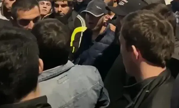Молодые люди, собравшиеся возле гостиницы в Хасавюрте. 28 октября 2023 г. Фото: runews24.ru Молодые люди, собравшиеся возле гостиницы в Хасавюрте. 28 октября 2023 г. Фото: runews24.ru