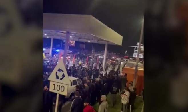 Беспорядки в аэропорту Махачкалы. Стоп-кадр видео "Кавказского узла", https://www.youtube.com/watch?v=i-fynoC2XXo&t=17s Беспорядки в аэропорту Махачкалы. Стоп-кадр видео "Кавказского узла", https://www.youtube.com/watch?v=i-fynoC2XXo&t=17s