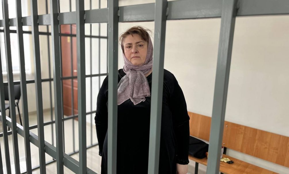 Зарема Мусаева в суде. Скриншот фото в телеграм-канале "Бакар Янгулбаев" Зарема Мусаева в суде. Скриншот фото в телеграм-канале "Бакар Янгулбаев"