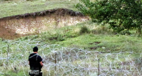 Линия разграничения с Южной Осетией в Грузии. Фото https://newcaucasus.com/politics/12203-zalozhniki-kolyuchey-provoloki.html Линия разграничения с Южной Осетией в Грузии. Фото https://newcaucasus.com/politics/12203-zalozhniki-kolyuchey-provoloki.html