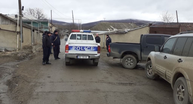 Полиция в селе Кирбали, фото: https://24news.ge Полиция в селе Кирбали, фото: https://24news.ge