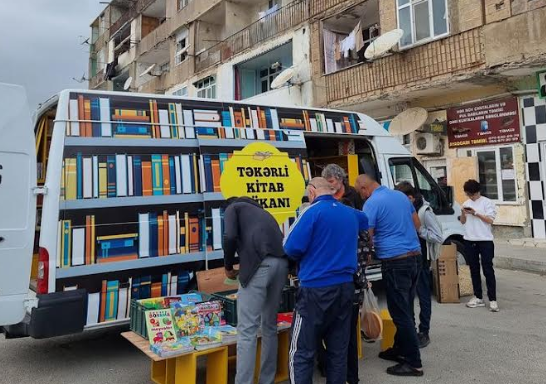 Социальный проект "Книжный киоск на колесах" в работе. Фото предоставлено "Кавказскому узлу" Нигяр Кочярли. Социальный проект "Книжный киоск на колесах" в работе. Фото предоставлено "Кавказскому узлу" Нигяр Кочярли.