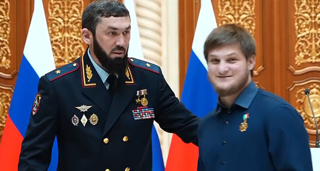 Магомед Даудов (слева) и Ахмат Кадыров. Скриншот видео https://t.me/MDaudov_95/1761 Магомед Даудов (слева) и Ахмат Кадыров. Скриншот видео https://t.me/MDaudov_95/1761