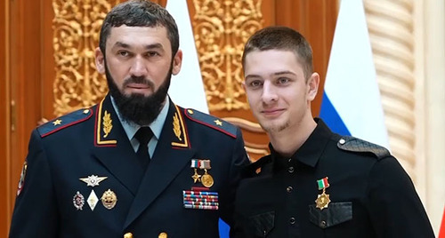 Магомед Даудов (слева) и Эли Кадыров. Скриншот видео https://t.me/MDaudov_95/1761 Магомед Даудов (слева) и Эли Кадыров. Скриншот видео https://t.me/MDaudov_95/1761