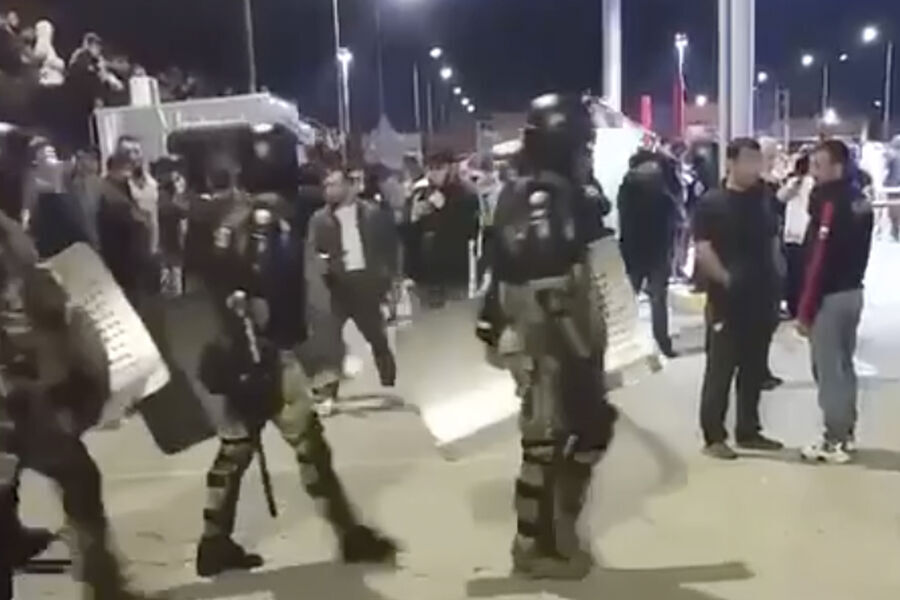 Беспорядки в Махачкале. Скриншот видео Телеграм-канал "Тут Кавказ" Беспорядки в Махачкале. Скриншот видео Телеграм-канал "Тут Кавказ"