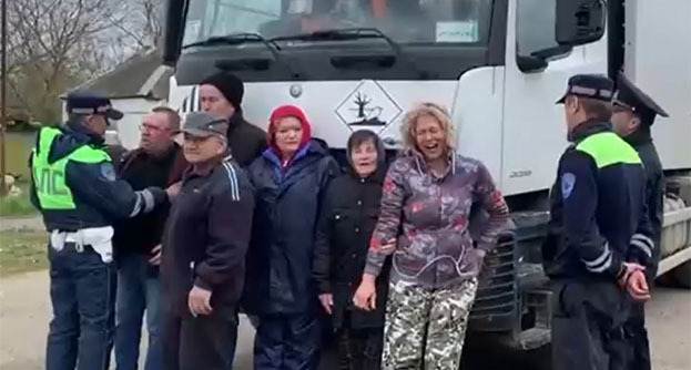 Активисты из станицы Полтавская, выступающие против мусорного полигона. Скриншот видео тг-канала Александра Сафронова Активисты из станицы Полтавская, выступающие против мусорного полигона. Скриншот видео тг-канала Александра Сафронова
