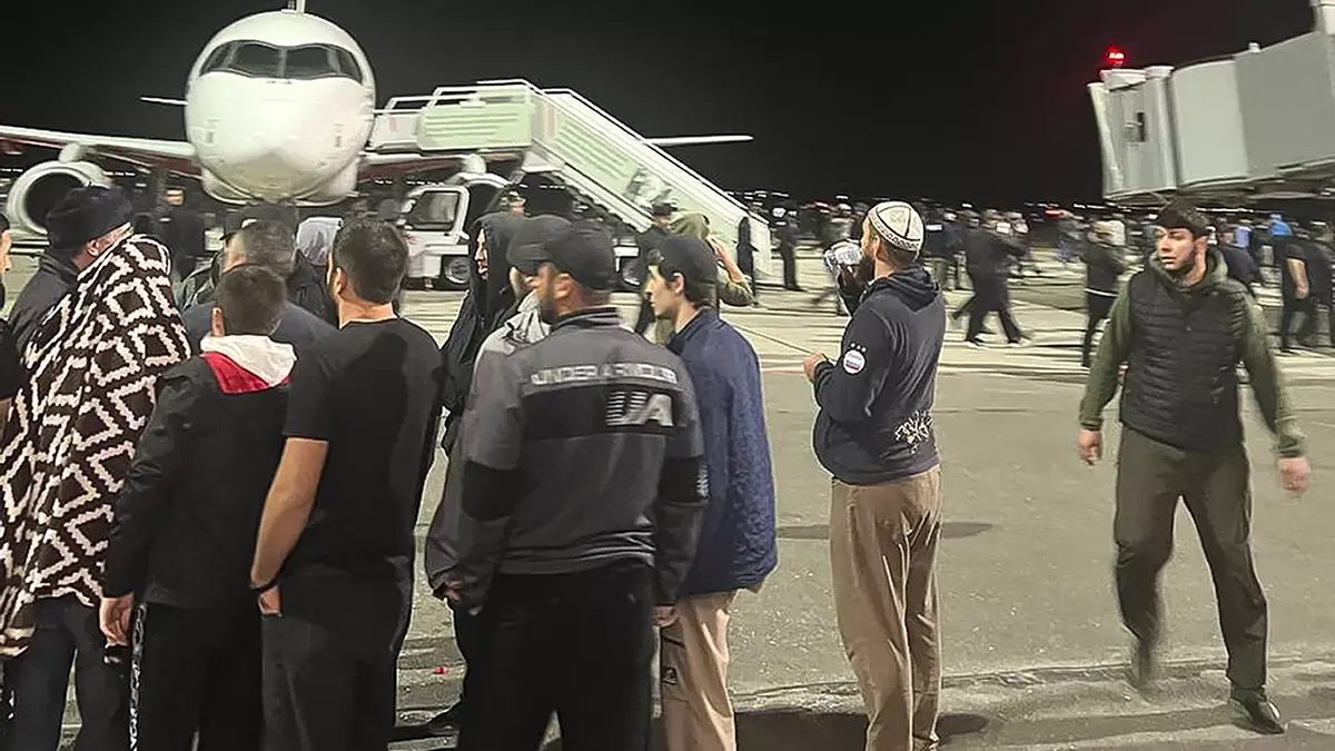 Беспорядки в Махачкале. Скриншот видео https://ru.euronews.com/2023/10/30/ru-russia-dagestan-airport-chaos Беспорядки в Махачкале. Скриншот видео https://ru.euronews.com/2023/10/30/ru-russia-dagestan-airport-chaos