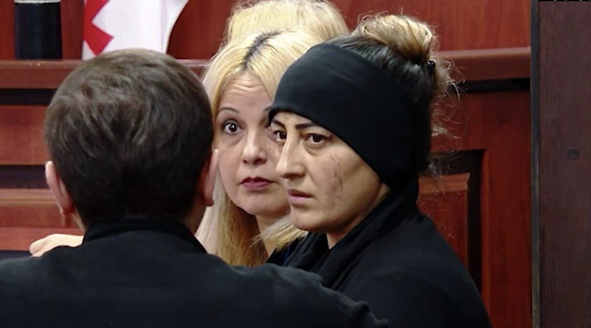 Мать Айтадж Шахмаровой на заседании суда. Фото: кадр из видео «Мтавари архи» Мать Айтадж Шахмаровой на заседании суда. Фото: кадр из видео «Мтавари архи»